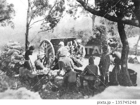 古写真　1937年　日中戦争中の上海　虬江埠頭を砲撃する日本陸軍 135745248