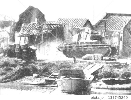 古写真　1937年　日中戦争中の上海　市街戦で前進する日本陸軍の戦車 135745249