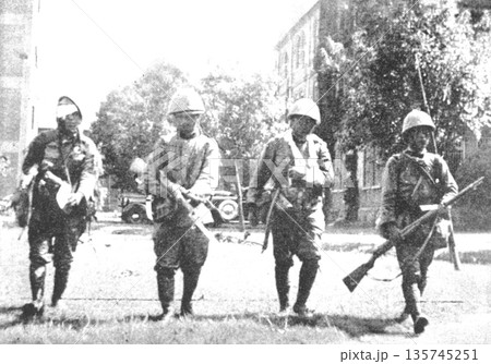 古写真 1937年 日中戦争中の上海 戦場の日本陸軍の負傷兵 古写真 1937年 日中戦争中の上海 戦場の日本陸軍の負傷兵 135745251