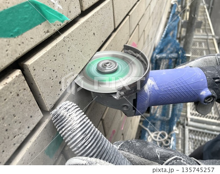 二丁掛けタイルを電動カッター入れ 135745257