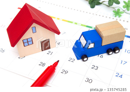 住宅と荷物を載せたトラック　 135745285