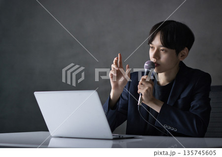 セミナー講師　ビジネスシーン 135745605