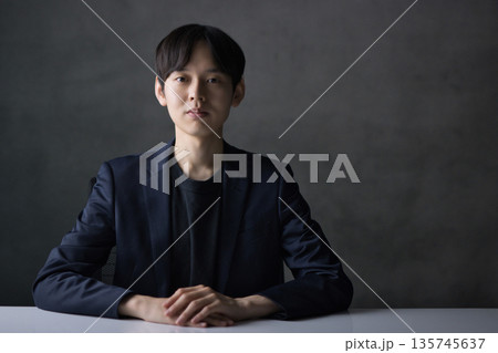 カメラ目線で真顔の20代男性 カメラ目線で真顔の20代男性 135745637