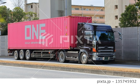 トレーラートラック 135745932