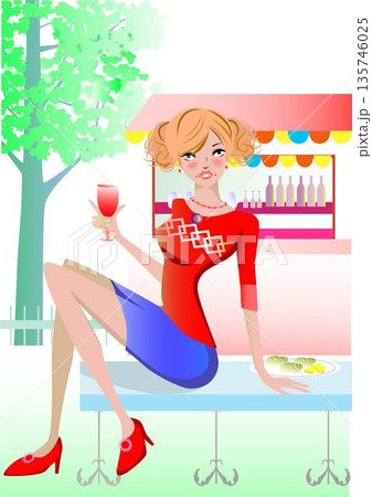 屋外のカフェでワイングラスを持つ女性 屋外のカフェでワイングラスを持つ女性 135746025