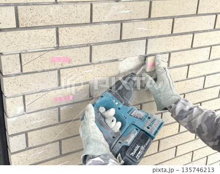 二丁掛けタイルの削り作業 135746213