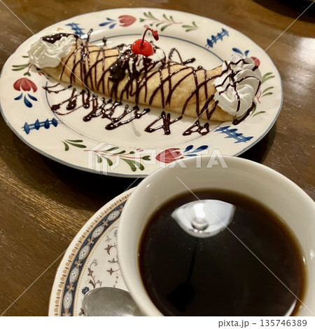 コーヒーとバナナクレープ 135746389