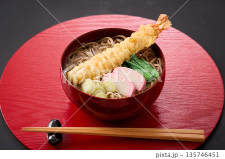 海老天とかまぼこを添えた温かい天ぷらそば 海老天とかまぼこを添えた温かい天ぷらそば 135746451