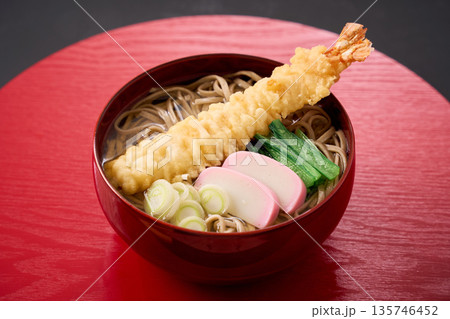 海老天とかまぼこを添えた温かい天ぷらそば 海老天とかまぼこを添えた温かい天ぷらそば 135746452