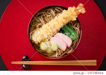 海老天とかまぼこを添えた温かい天ぷらそば 海老天とかまぼこを添えた温かい天ぷらそば 135746454