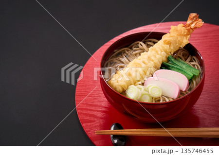 海老天とかまぼこを添えた温かい天ぷらそば 海老天とかまぼこを添えた温かい天ぷらそば 135746455