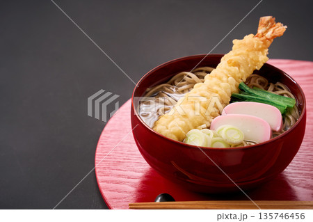 海老天とかまぼこを添えた温かい天ぷらそば 海老天とかまぼこを添えた温かい天ぷらそば 135746456