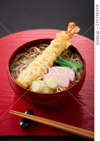 海老天とかまぼこを添えた温かい天ぷらそば 135746459