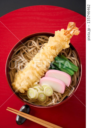 海老天とかまぼこを添えた温かい天ぷらそば 135746462