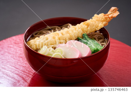 海老天とかまぼこを添えた温かい天ぷらそば 135746463