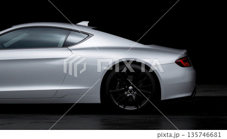 《AI画像》黒バックに一部だけ見える車 135746681