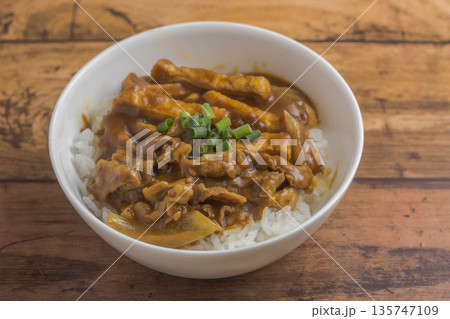 そば屋のカレー丼 135747109