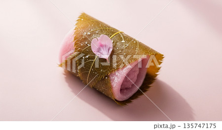 断面まで愛おしい。春を贈る贅沢な桜餅素材 135747175