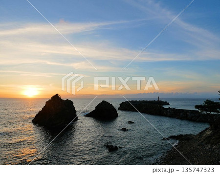 熊本県天草市下田温泉 夕暮れのサンセットライン 熊本県天草市下田温泉 夕暮れのサンセットライン 135747323