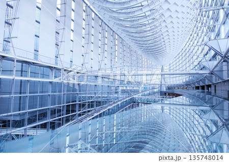 東京国際フォーラム ガラス棟 丸の内 モダン建築 ランドマーク 背景素材 東京国際フォーラム ガラス棟 丸の内 モダン建築 ランドマーク 背景素材 135748014