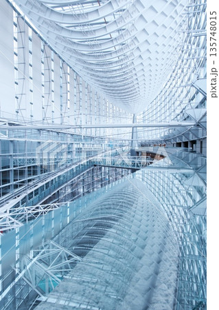 東京国際フォーラム 近未来的な巨大吹き抜け空間 ガラス張りの建物 都会の風景 デザイン素材 東京国際フォーラム 近未来的な巨大吹き抜け空間 ガラス張りの建物 都会の風景 デザイン素材 135748015