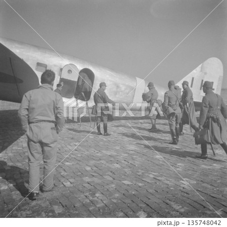 古写真　1940年　日中戦争中の中華民国　上海の大場鎮にて軍用機に乗り込む日本陸軍関係者 135748042