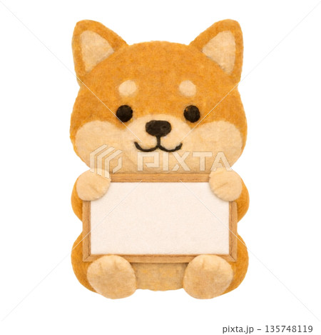 フェルト風のメッセージボードを抱く柴犬のイラスト 135748119