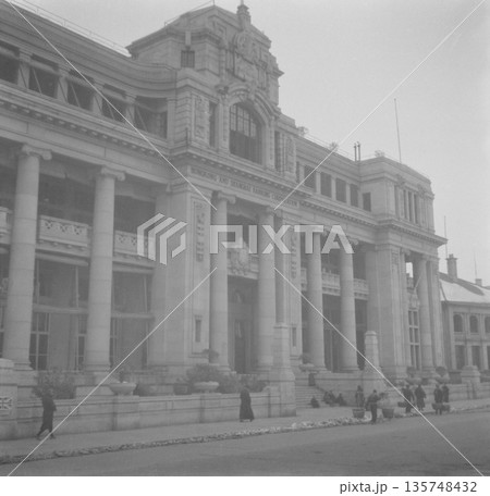 古写真　1940年　日中戦争中の中華民国　漢口市（現在の武漢市）のHSBC漢口支店 135748432