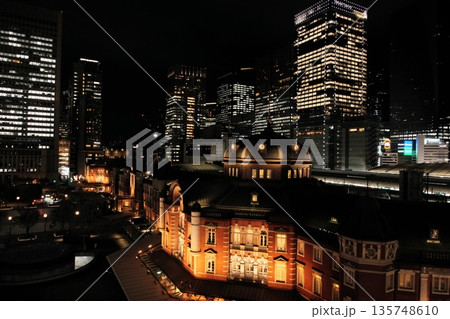 東京駅丸の内駅舎の夜景　ライトアップされた赤レンガ駅舎　都会の夜景　背景素材 135748610