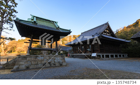 横浜市金沢区の称名寺の冬 135748734