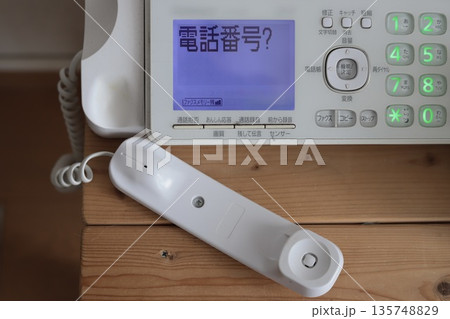 古くて汚れているFAX付きの固定電話　プッシュボタン式電話機 135748829