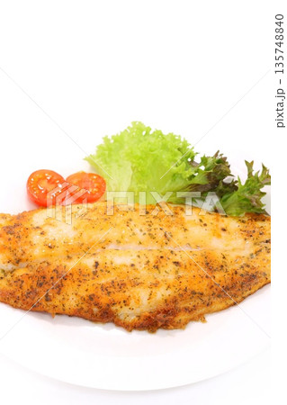 白身魚のムニエル　魚料理　焼魚　明るい背景　パンガシウス 135748840