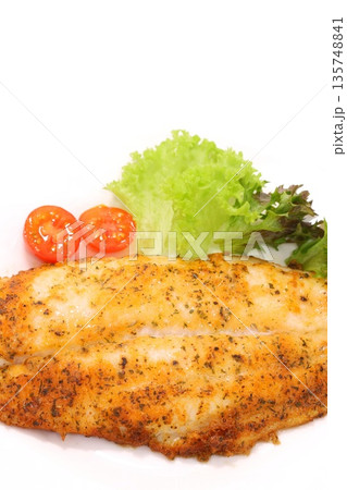 白身魚のムニエル　魚料理　焼魚　明るい背景　パンガシウス 135748841