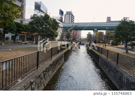 東大阪市長瀬川遊歩公園の風景 東大阪市長瀬川遊歩公園の風景 135748863