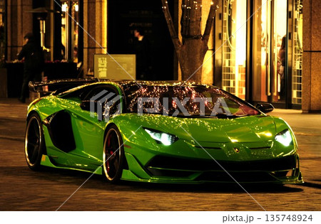 ランボルギーニ アヴェンタドール SVJ　グリーンのスーパーカー　夜の都会　高級車　背景素材 135748924