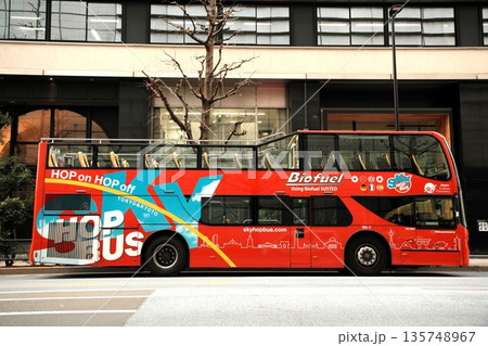 都会を走る赤い2階建てオープンバス スカイバス インバウンド 旅行イメージ 横位置 都会を走る赤い2階建てオープンバス スカイバス インバウンド 旅行イメージ 横位置 135748967