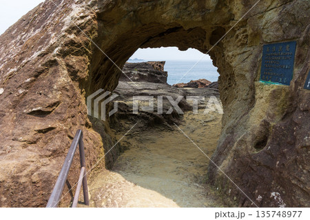夏の三重県熊野市　世界遺産　鬼ヶ城 135748977