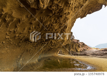 夏の三重県熊野市　世界遺産　鬼ヶ城 135748978