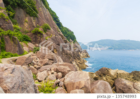 夏の三重県熊野市　世界遺産　鬼ヶ城 135748993