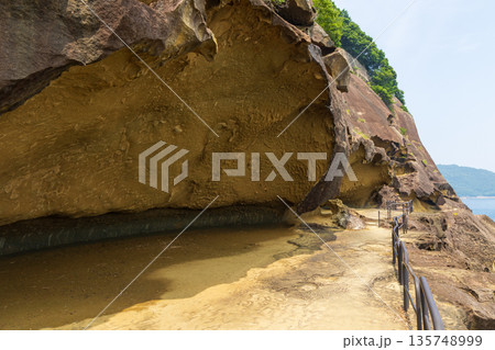 夏の三重県熊野市　世界遺産　鬼ヶ城 135748999