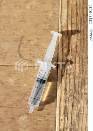 透明の液体を入れた5mlのシリンジ　医療器具 135749150