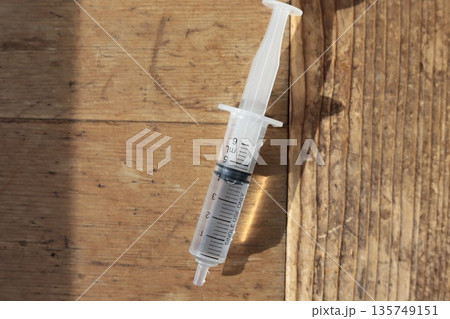 透明の液体を入れた5mlのシリンジ　医療器具 135749151