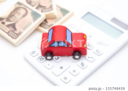 車と電卓と札束 車と電卓と札束 135749439