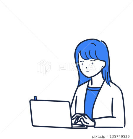 会議前にパソコンで準備する女性 135749529