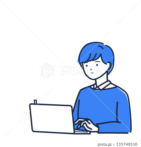 会議前にパソコンで準備する人 会議前にパソコンで準備する人 135749530