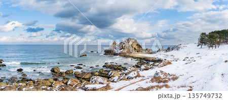 「青森県」冬景色の中須賀・種差海岸　八戸市 135749732
