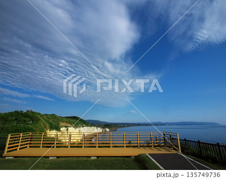初夏の北海道 シラフラ眺望スペースと夕映えの滝瀬海岸シラフラを望む 初夏の北海道 シラフラ眺望スペースと夕映えの滝瀬海岸シラフラを望む 135749736