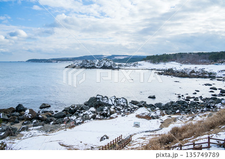 「青森県」雪景色の中須賀・種差海岸　八戸市 135749789