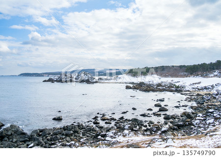 「青森県」雪景色の中須賀・種差海岸　八戸市 135749790
