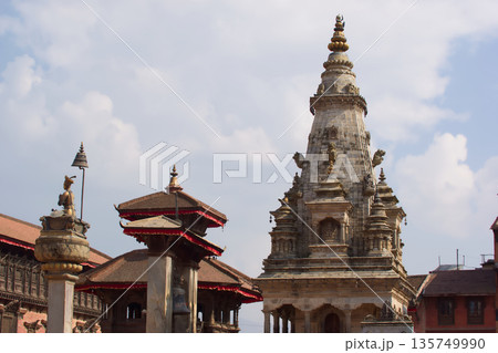 ネパールのバクタプル・ダルバール広場にある石造りの寺院と記念碑 135749990